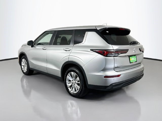 Used 2025 Mitsubishi Outlander ES FWD image 7