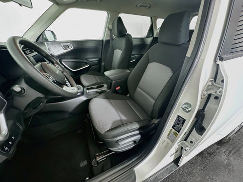 Used 2025 Kia Soul LX w/ LX Technology Package FWD image 13