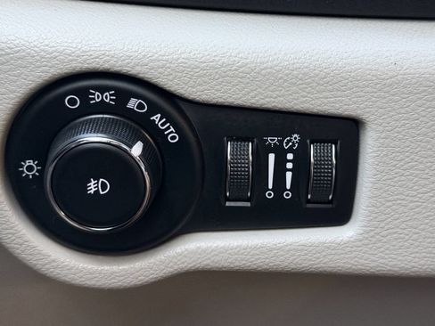 Used 2017 Chrysler Pacifica Limited FWD image 27