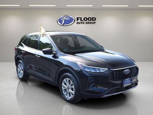 Used 2023 Ford Escape Active w/ Tech Pack #2 AWD/4WD image 1