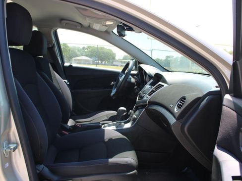 Used 2013 Chevrolet Cruze LT image 16