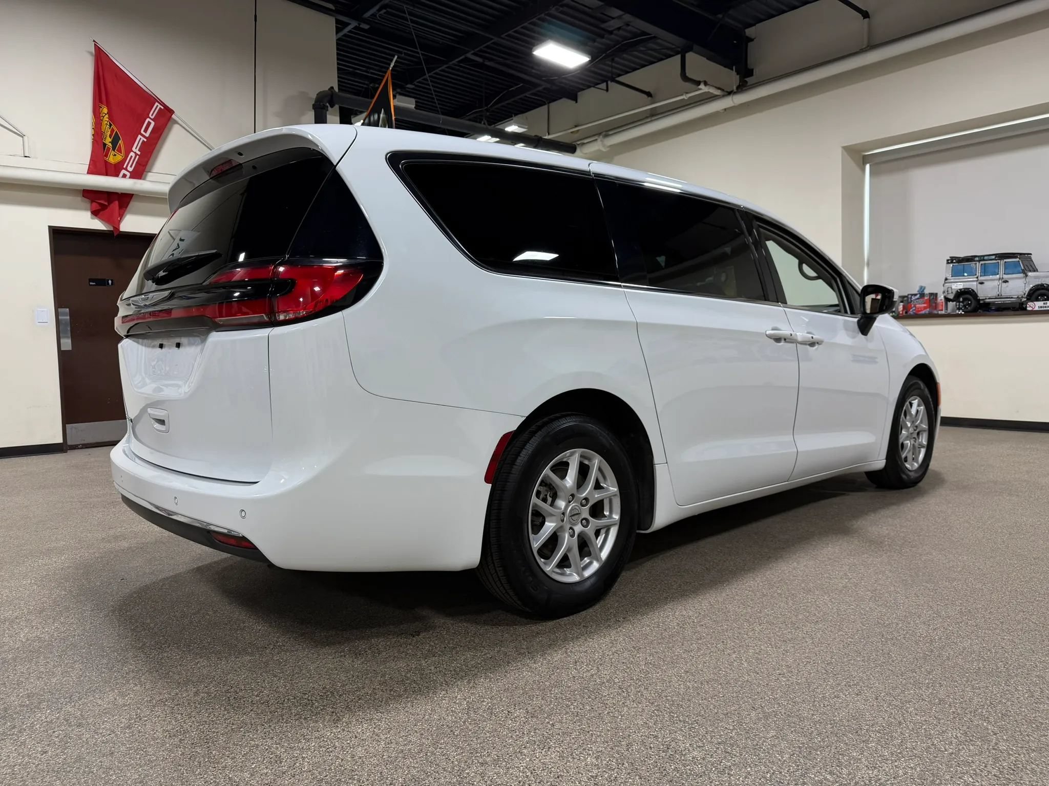 Used 2023 Chrysler Pacifica Touring-L FWD image 5