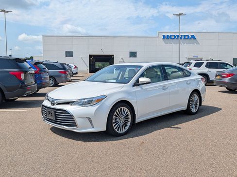 Used 2017 Toyota Avalon Limited FWD image 2