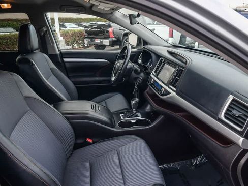 Used 2017 Toyota Highlander Plus FWD image 16