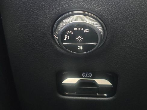Used 2025 Mercedes-Benz GLC 350e 4MATIC w/ AMG Line image 38