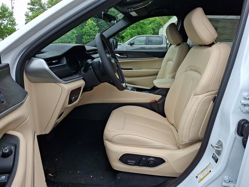 New 2026 Jeep Grand Cherokee L Limited AWD/4WD image 9