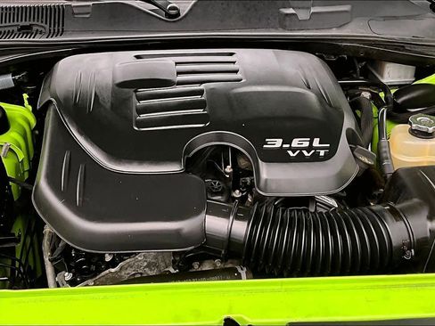 Used 2019 Dodge Challenger SXT w/ Blacktop Package image 9