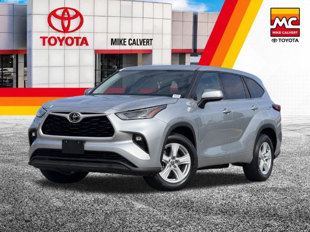 Used 2021 Toyota Highlander LE FWD image 2