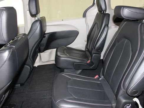 Used 2022 Chrysler Pacifica Touring-L FWD image 18