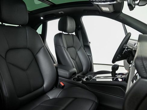 New 2026 Porsche Macan image 23