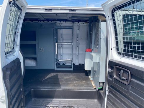 Used 2010 Chevrolet Express 1500 RWD image 7