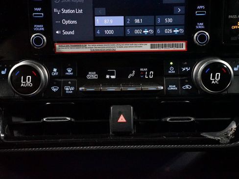 Used 2022 Toyota Highlander XSE FWD image 19