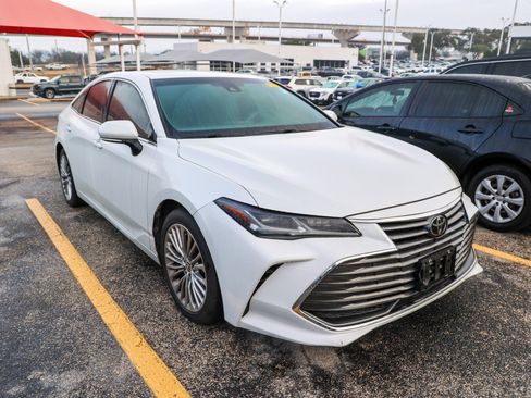 Used 2021 Toyota Avalon Limited image 6