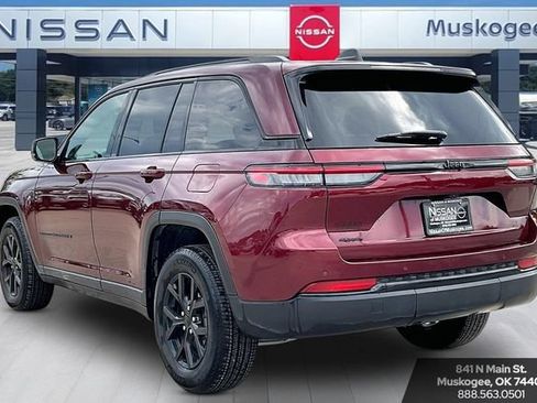 Used 2025 Jeep Grand Cherokee Altitude AWD/4WD image 4
