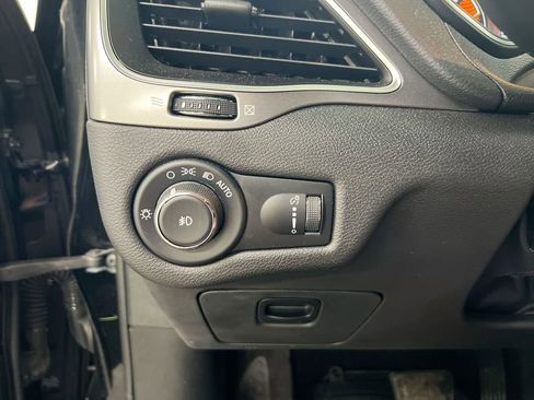 Used 2019 Jeep Cherokee Latitude w/ Popular Appearance Group AWD/4WD image 18