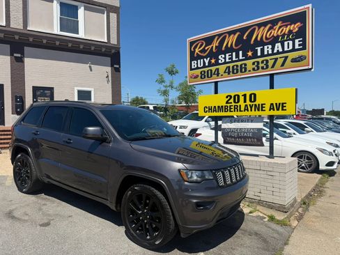 Used 2017 Jeep Grand Cherokee Altitude RWD image 1