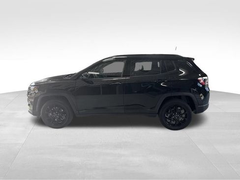 Used 2025 Jeep Compass Latitude w/ Convenience Group AWD/4WD image 2