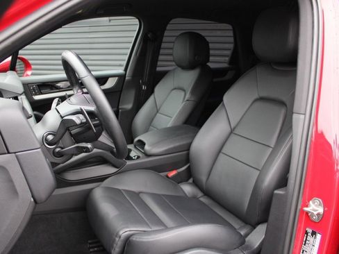 Used 2025 Porsche Cayenne image 5