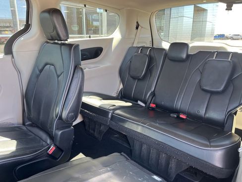 Used 2018 Chrysler Pacifica Limited image 31