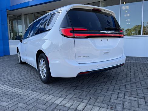 Used 2024 Chrysler Pacifica Touring-L image 3