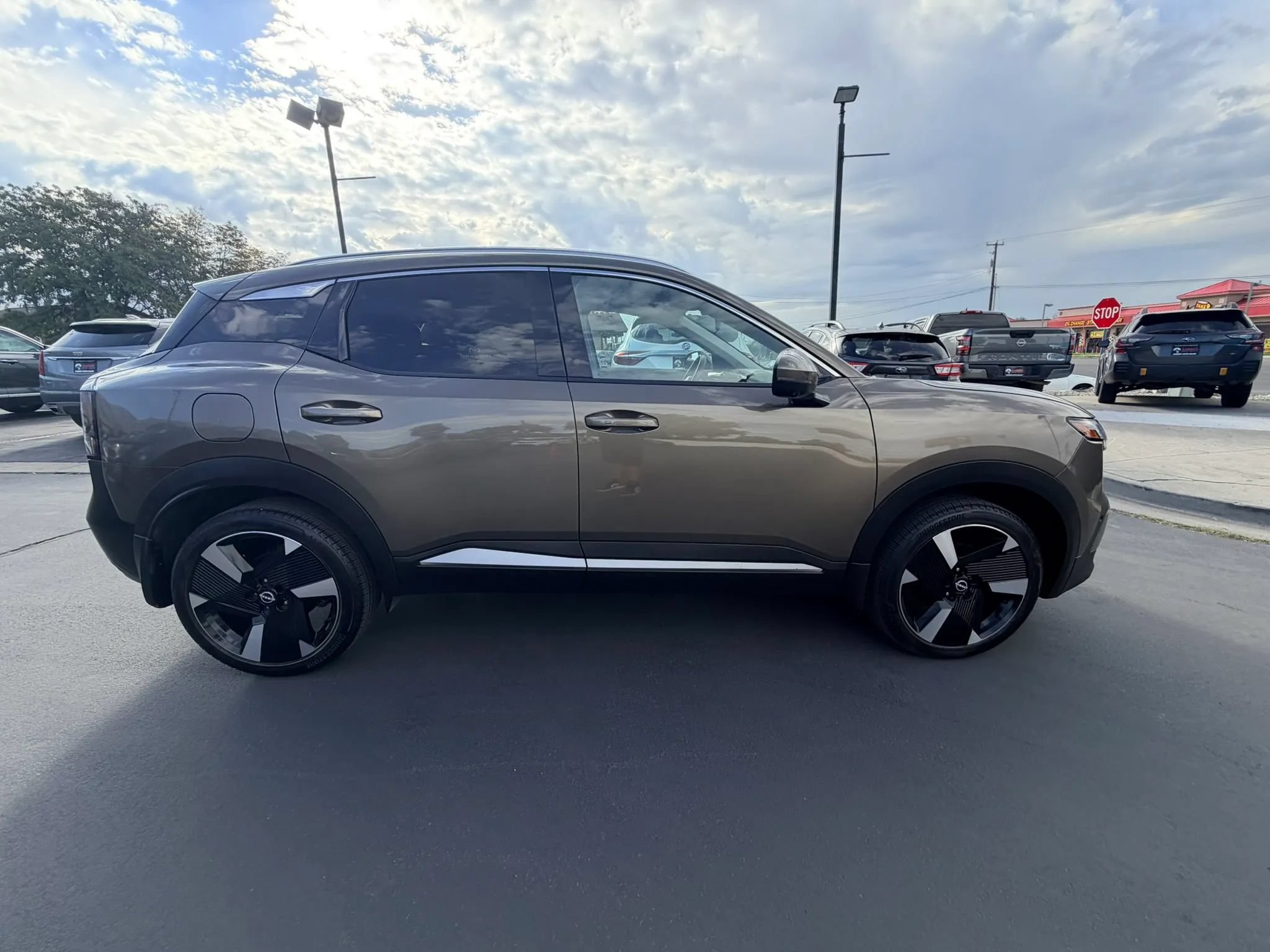 Used 2025 Nissan Kicks SR AWD/4WD image 2