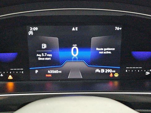 Used 2022 Volkswagen Tiguan SE w/ Panoramic Sunroof Package FWD image 9