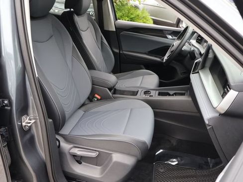 Certified 2025 Volkswagen Tiguan SE FWD image 20