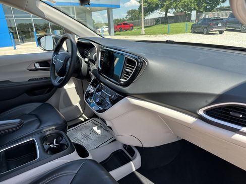 Used 2023 Chrysler Pacifica Touring-L FWD image 40