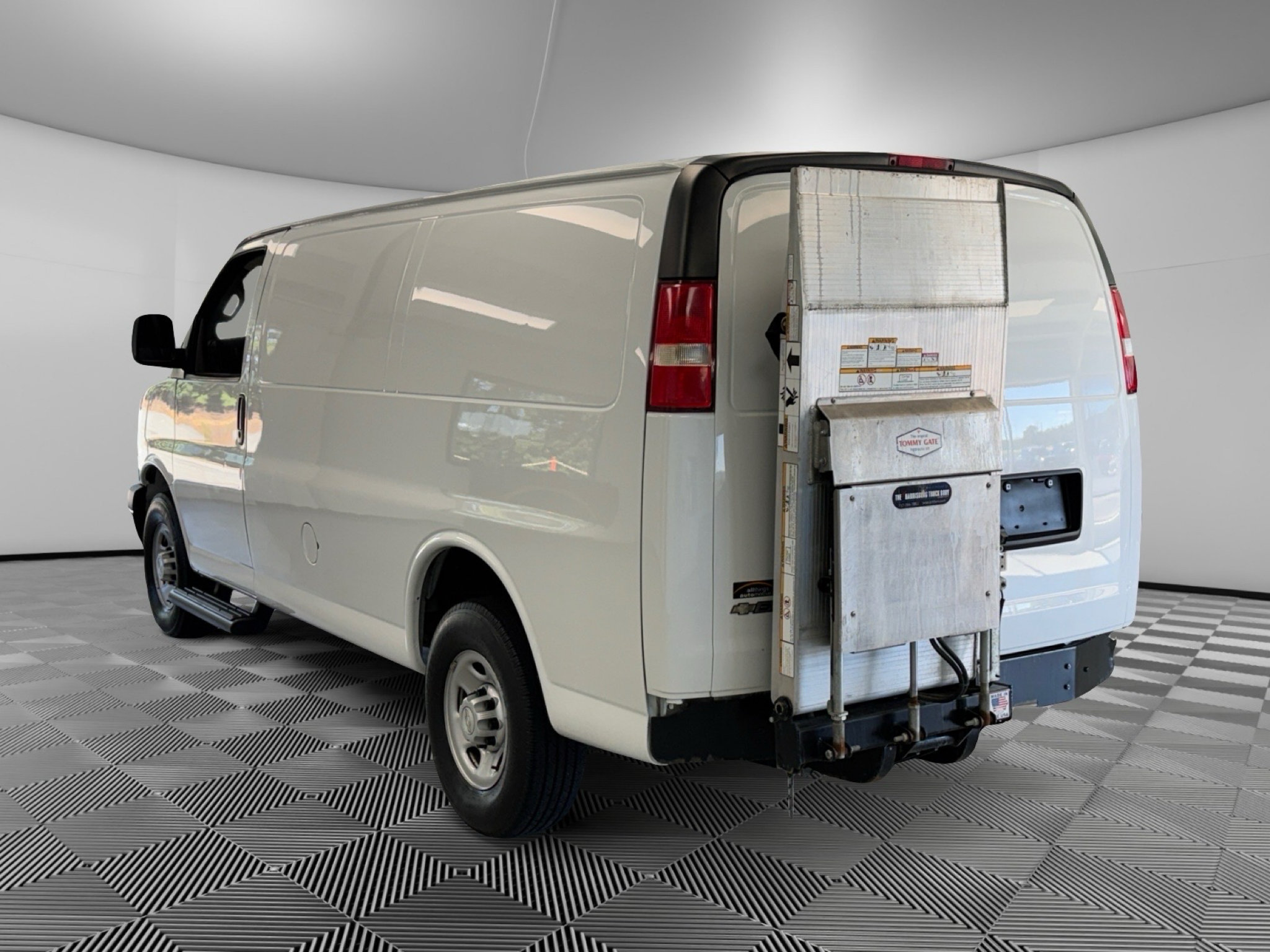 Used 2019 Chevrolet Express 2500 RWD image 6