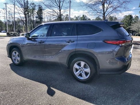 Used 2021 Toyota Highlander LE image 6