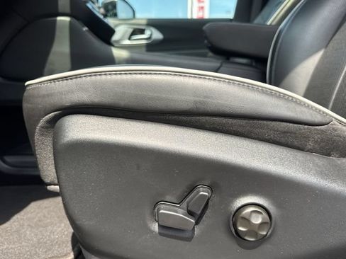 Used 2025 Chrysler Pacifica Limited FWD image 16