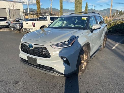 Used 2023 Toyota Highlander Bronze Edition image 4