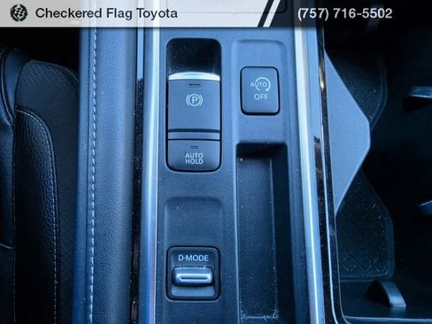 Used 2024 Nissan Pathfinder SL FWD image 19