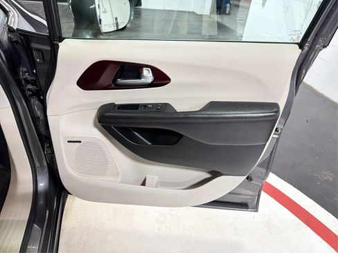 Used 2017 Chrysler Pacifica Limited image 28