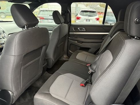 Used 2018 Ford Explorer XLT image 34