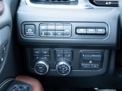 Used 2024 GMC Yukon Denali Ultimate image 10