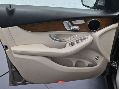 Used 2021 Mercedes-Benz GLC 300 4MATIC image 11