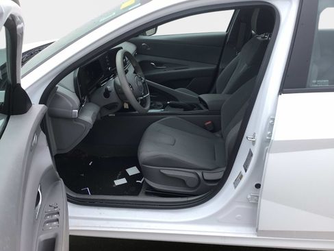 Used 2024 Hyundai Elantra SE FWD image 9