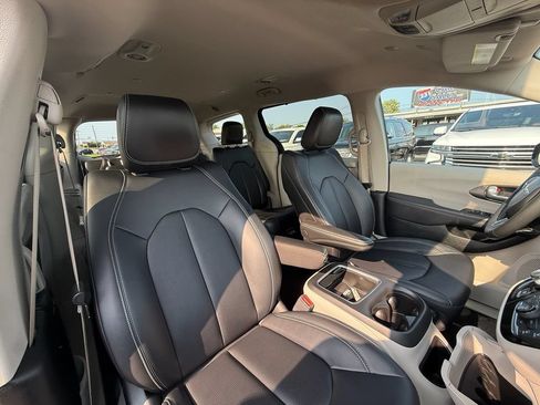 Used 2024 Chrysler Pacifica Touring-L FWD image 19