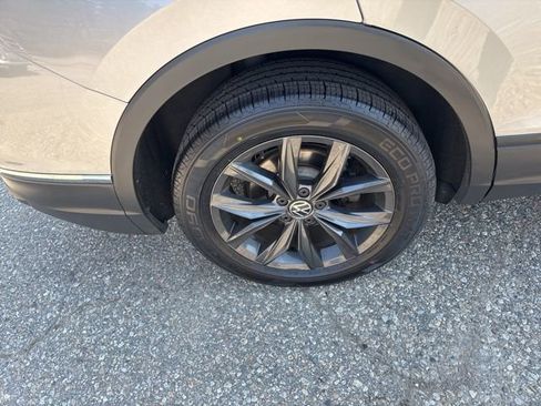 Used 2024 Volkswagen Tiguan SE image 11