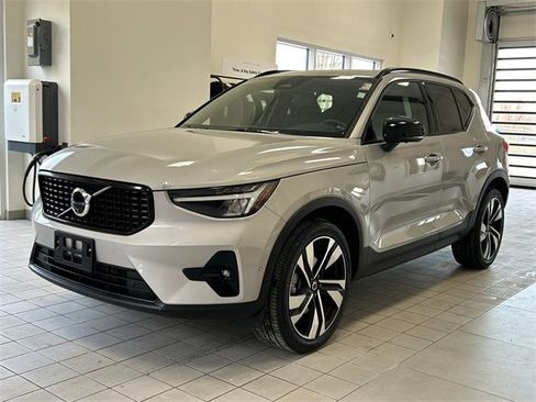 Certified 2025 Volvo XC40 B5 Plus image 1