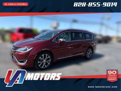 Used 2017 Chrysler Pacifica Limited w/ Tire & Wheel Group