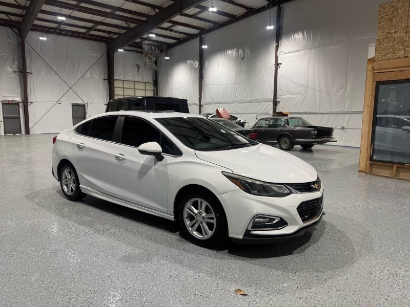 Used 2018 Chevrolet Cruze LT w/ Sun And Sound Package FWD image 8