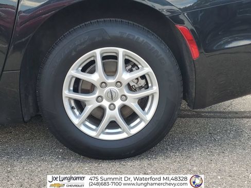 Used 2022 Chrysler Pacifica Touring-L FWD image 32