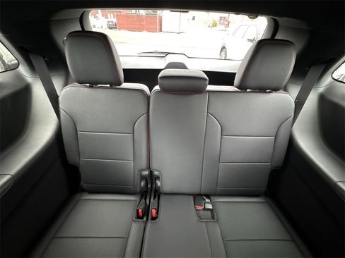 Used 2025 Chevrolet Traverse RS image 24