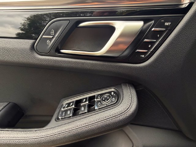 Used 2023 Porsche Macan AWD/4WD image 17