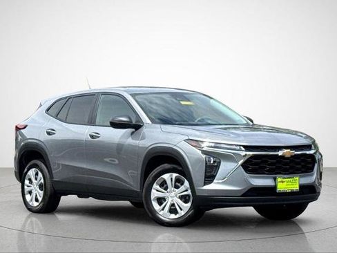 Used 2025 Chevrolet Trax LS FWD image 2