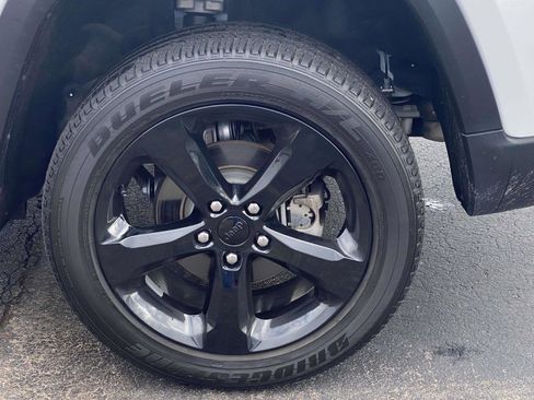 Certified 2024 Jeep Grand Cherokee Altitude image 22