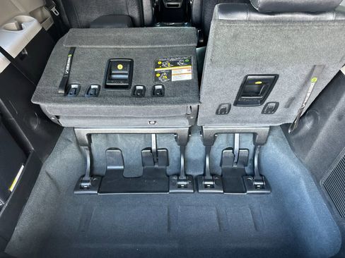 Used 2020 Toyota Sienna SE w/ SE Preferred Package image 18