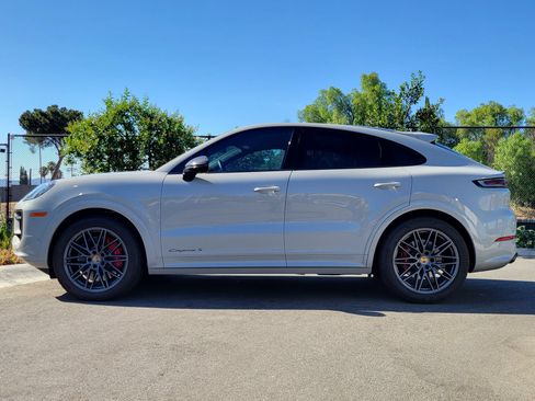 Certified 2024 Porsche Cayenne S AWD/4WD image 2